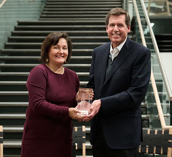 薬物使用を示す錠剤と注射器